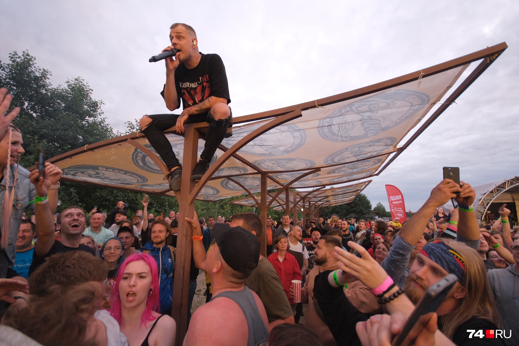 Солист Артем Хорев забрался на крышу навеса и оттуда спел, а потом прыгнул в толпу