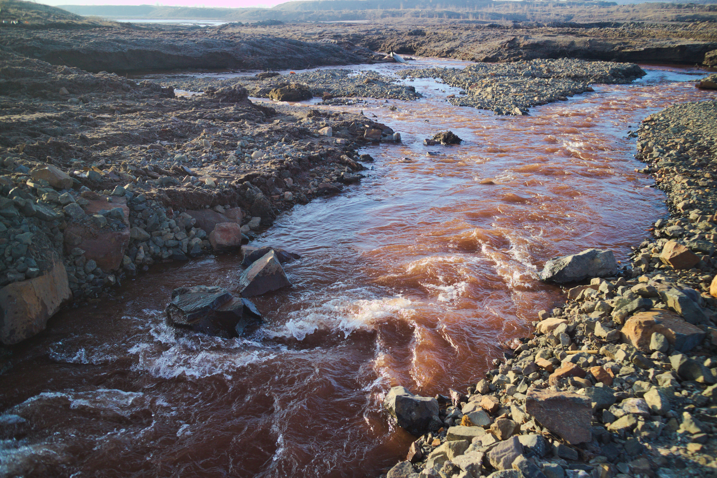 Река под Норильском окрасилась в ярко-красный цвет. Эколог обвиняет «Норникель»