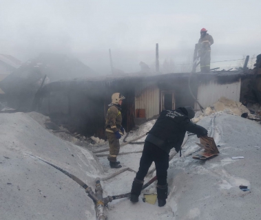 В ХМАО в пожаре во времянке погибли два человека. Следственный комитет начал проверку
