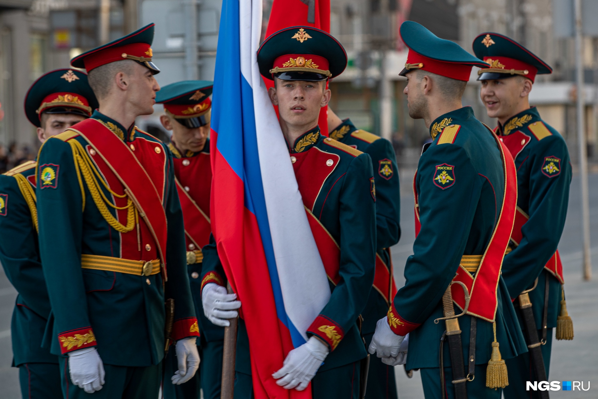 Как прошла репетиция парада Победы — 11 кадров из перекрытого центра Новосибирска