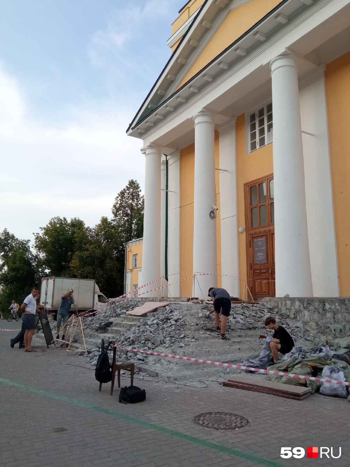 В центре остался проход в здание В центре остался проход в здание
