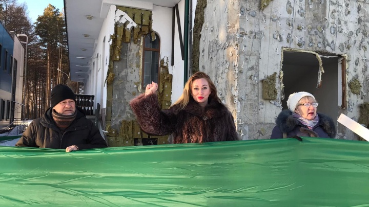 «Зайду к Путину с этим вопросом»: в Уфе выстроили зеленый щит из-за сноса гостиницы «Лидо»