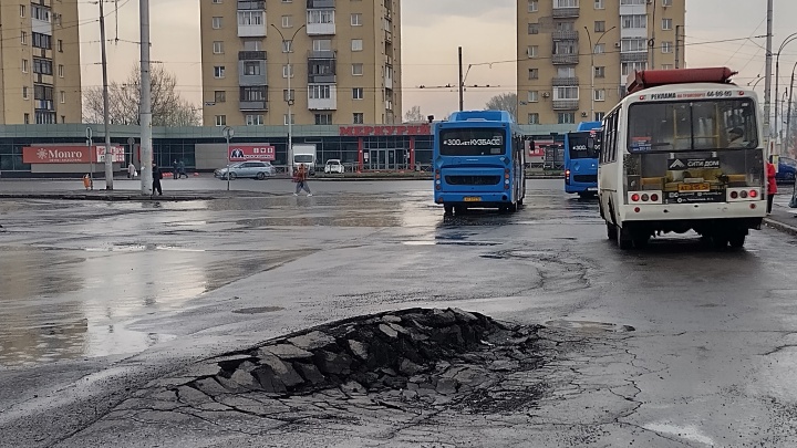 Власти Кемерова прокомментировали разбитую автобусную площадку у вокзала