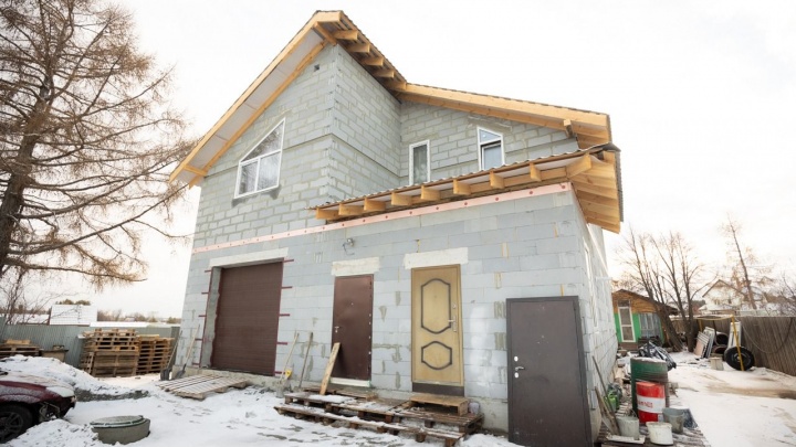 Уральские бизнесмены помогли построить новый дом многодетной семье, которая потеряла жилье во время пожара