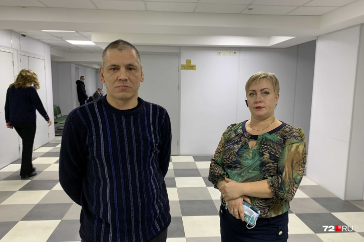 Сергей Муравьёв вместе с адвокатом на суде, где решался вопрос лишения родительских прав. Бывшую супругу не впустили в суд из-за того, что она была пьяна