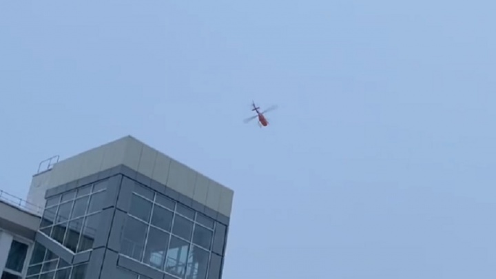 Над центром Екатеринбурга пролетел вертолет центра медицины катастроф