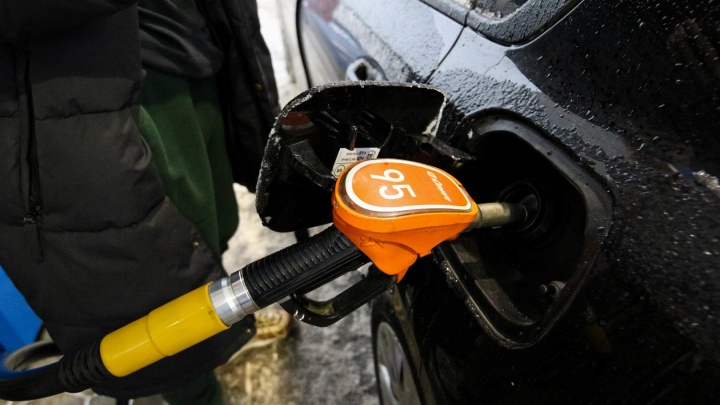 В Татарстане полгода стабильно дешевеют две марки бензина. Публикуем какие