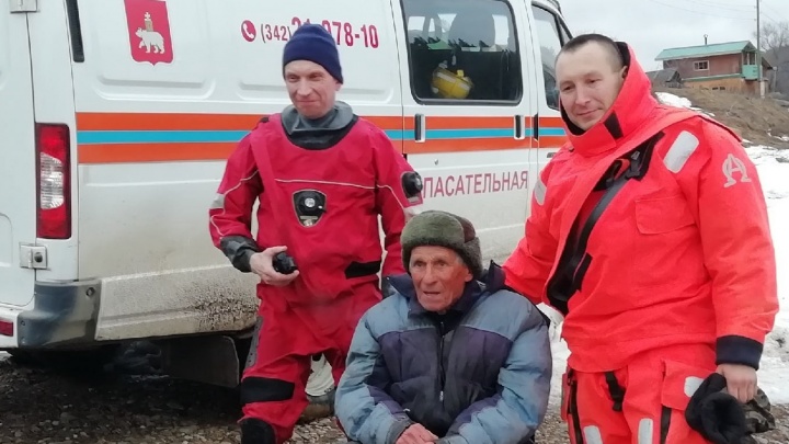 В Пермском крае 85-летнего рыбака унесло от берега на льдине. Обратно его вернули спасатели