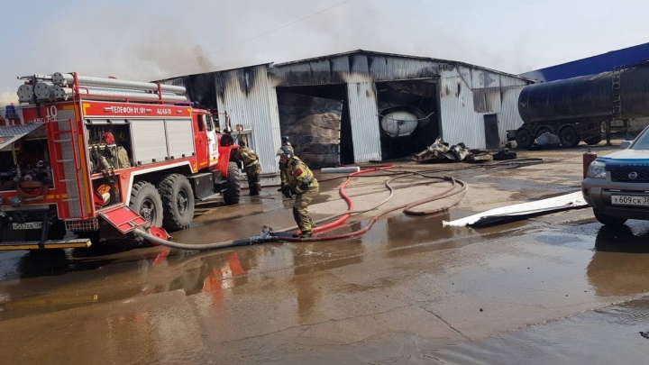 Автосервис по ремонту грузовой техники сгорел в Ангарске днем 15 мая