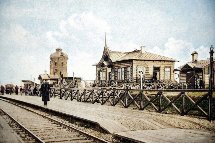 Станция Камарчага. Типовое здание для малых станций. На заднем плане водонапорная башня. Точно такая же сохранилась в поселке Зеледеево