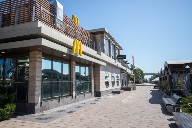 Компания McDonald's продает свой бизнес в России