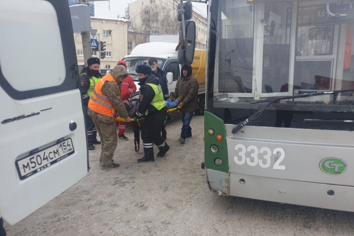 Пострадавшего пассажира троллейбуса увезли в больницу