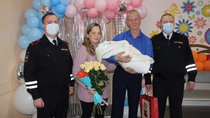 Кемеровские сотрудники ГИБДД помогли молодой паре быстро доехать до роддома. У супругов родился богатырь