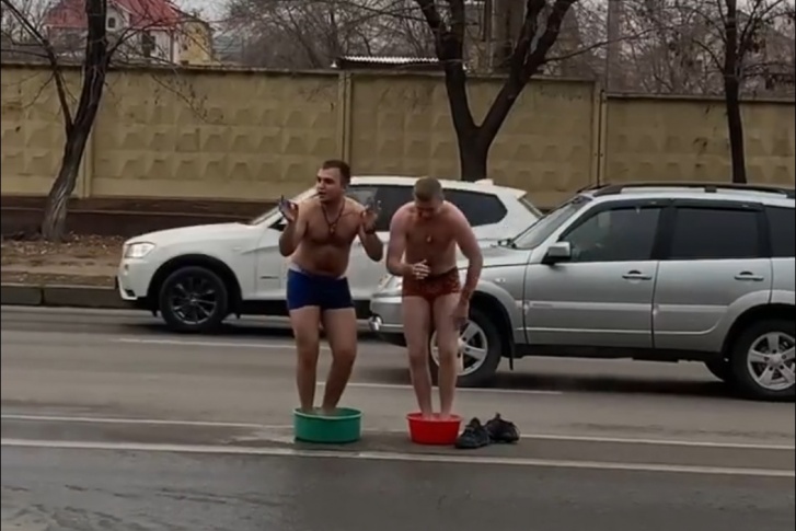 Блогеры ради просмотров обливались водой на разделительной полосе напротив «Волгоград-Сити» Блогеры ради просмотров обливались водой на разделительной полосе напротив «Волгоград-Сити»