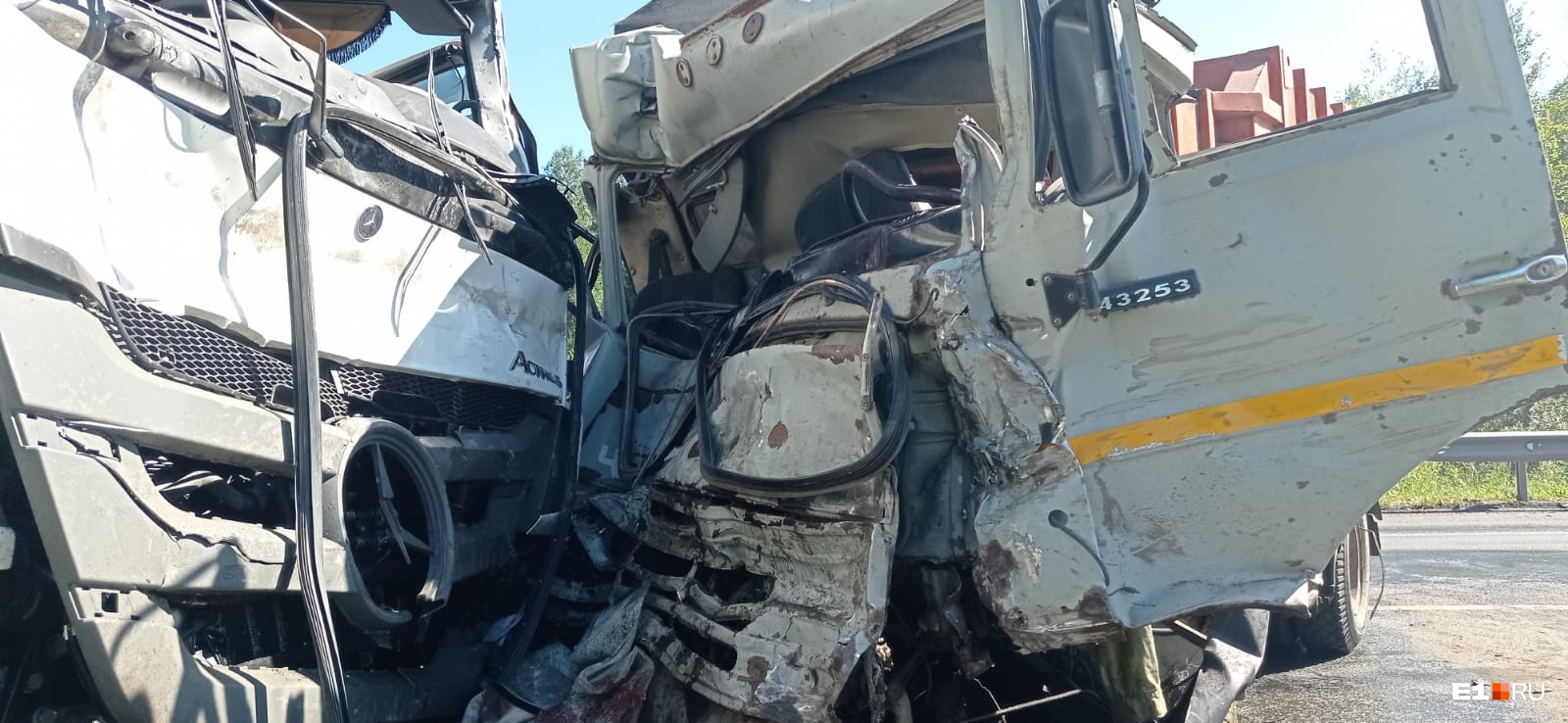 Водитель умер по дороге в больницу: стали известны обстоятельства жуткой аварии с тремя грузовиками на ЕКАД