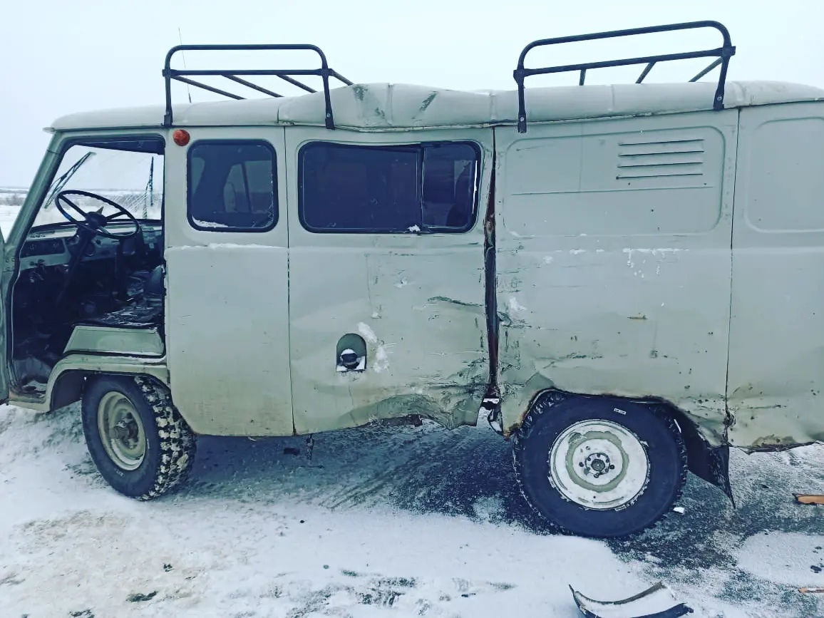 Левая сторона «буханки» сильно измята от удара Левая сторона «буханки» сильно измята от удара