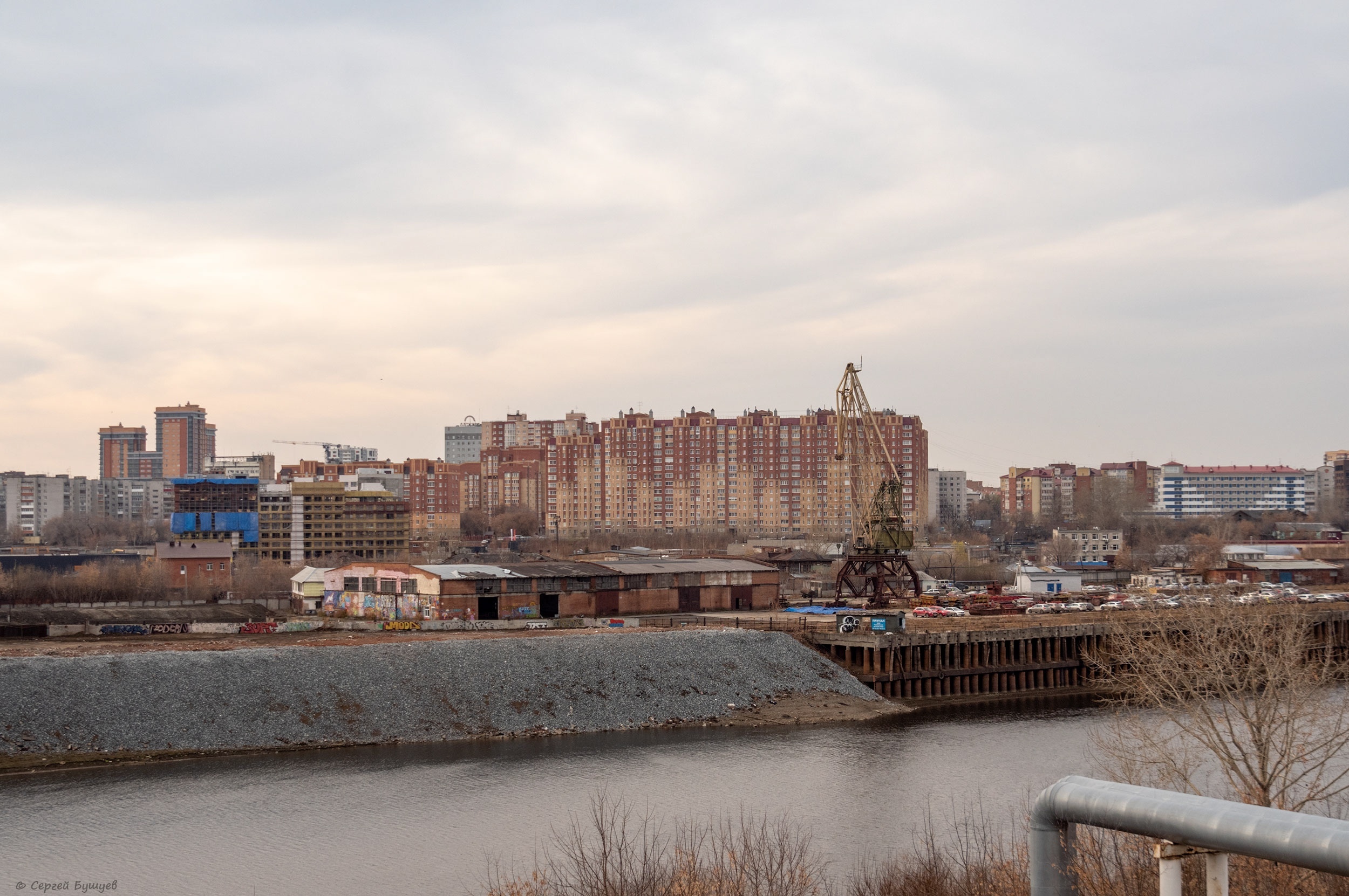 Этот кадр сделали в октябре 2021 году. На заднем плане — уже известный вам ЖК «Александровский сад», а у реки «Брусника» активно строит свой новый ЖК «Речной порт»