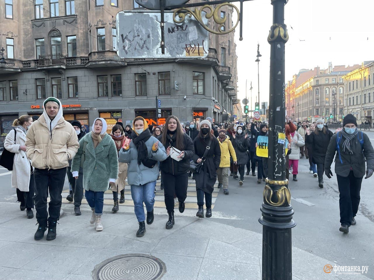 Последние новости питера. Митингующие против войны. Санкт-Петербург против войны. Петербургский мир. Новости Петербурга.