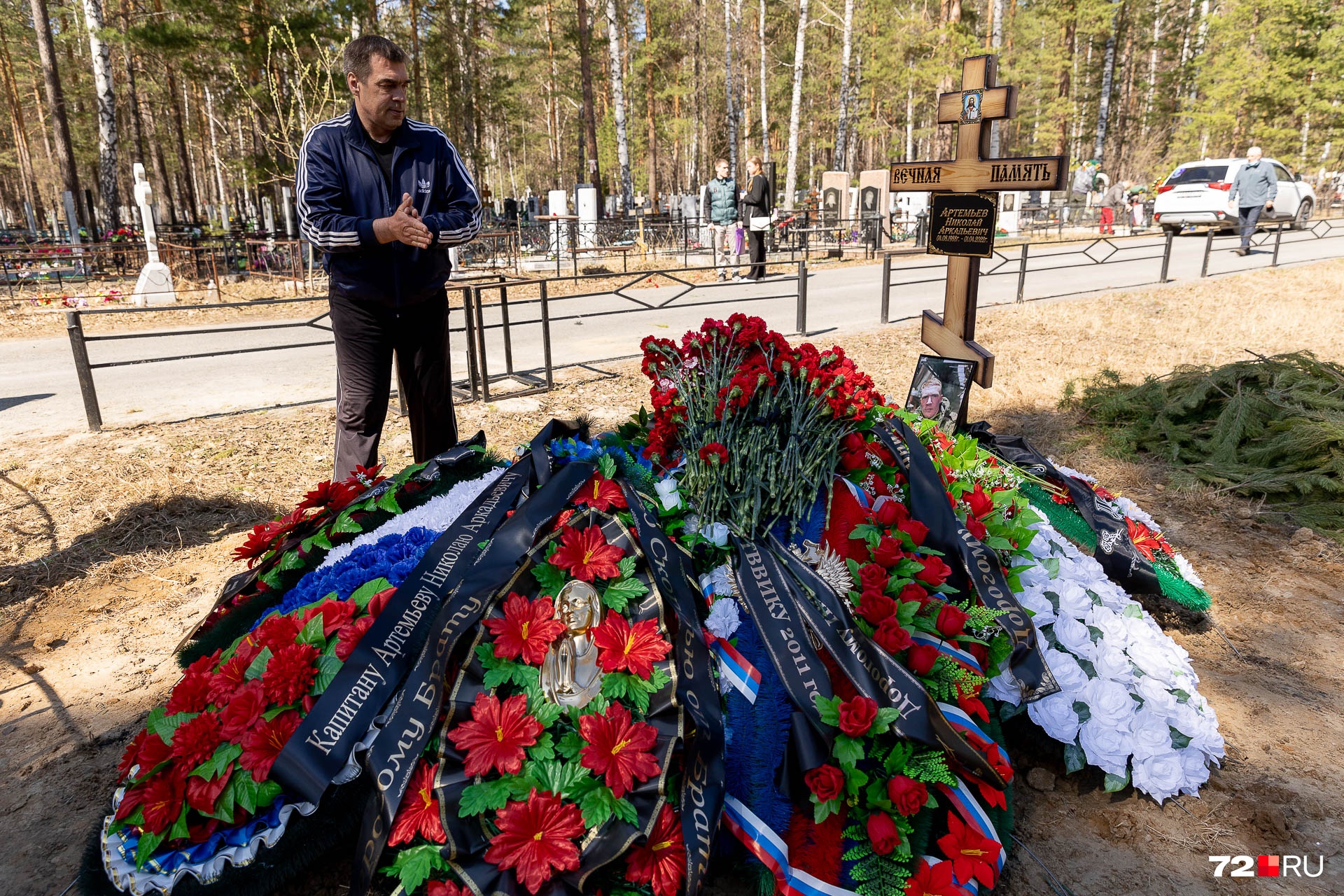Могилу военнослужащего за минуты скрыли венки и живые цветы