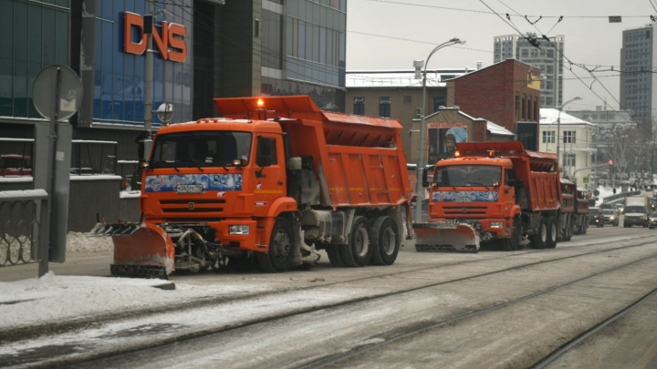 Из-за «путинской» трассы в Екатеринбурге некому убирать снег. Главная по благоустройству пожаловалась на конкуренцию