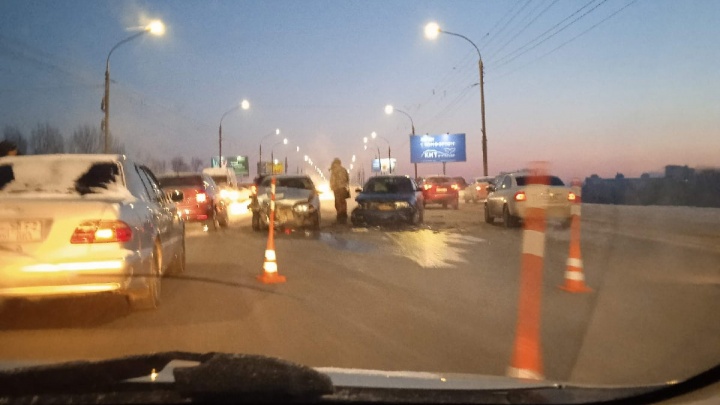 У Ленинградского моста столкнулись пять автомобилей