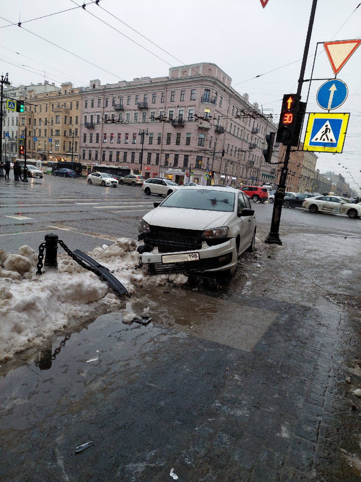 На Владимирском отдыхает «Поло» без бампера, а у моста Александра Невского  — бампер без машины | 07.02.2022 | Санкт-Петербург - БезФормата