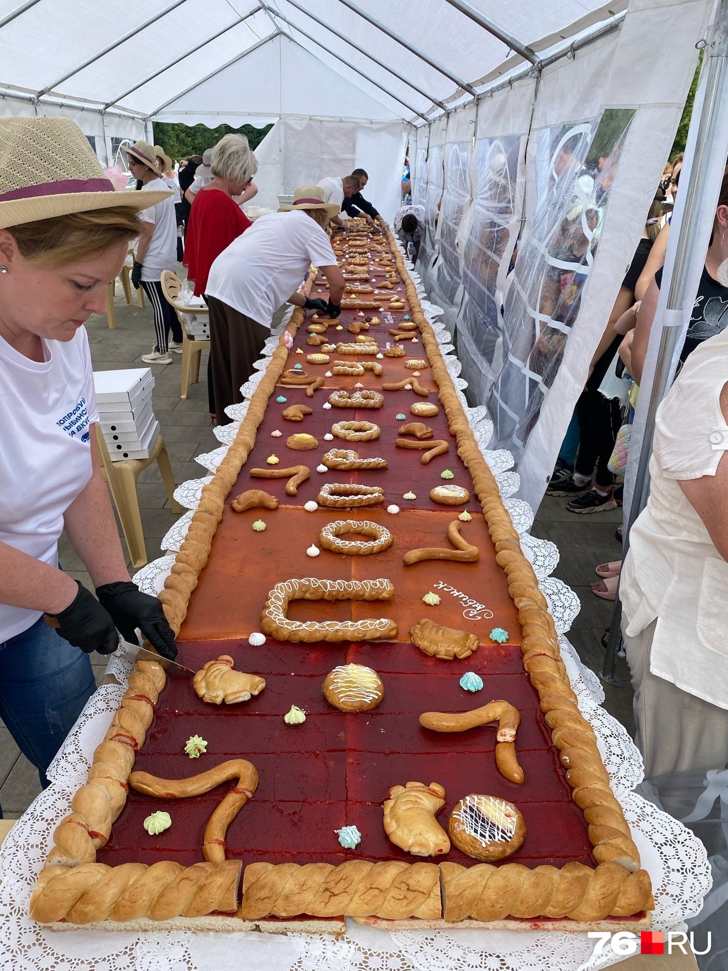 В этом году на праздник в Рыбинске разрезали 10-метровый пирог. Один кусочек стоил 20 рублей. По сообщениям организаторов, деньги будут потрачены на благотворительность. Оплату принимали только наличными
