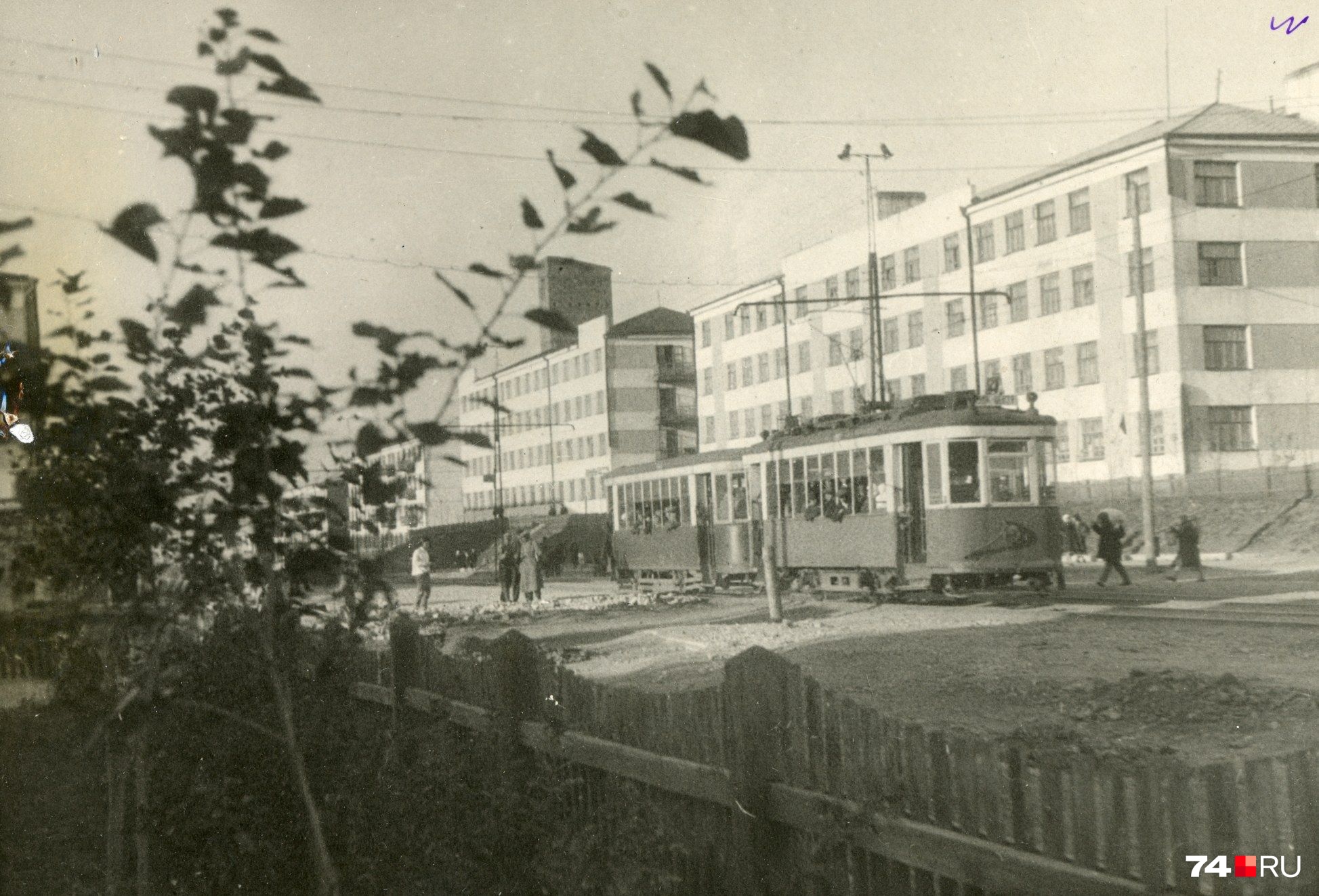 Так выглядела остановка по улице Сталина (ныне — Российская) в 1936 году Так выглядела остановка по улице Сталина (ныне — Российская) в 1936 году