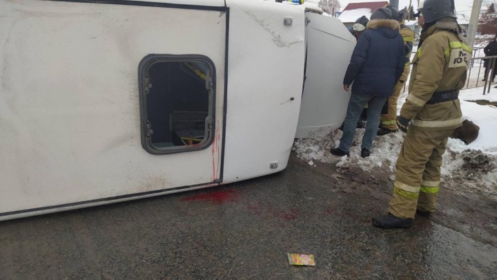 В Ялуторовске перевернулся автобус с людьми. Пострадали 6 человек, двое из которых — дети
