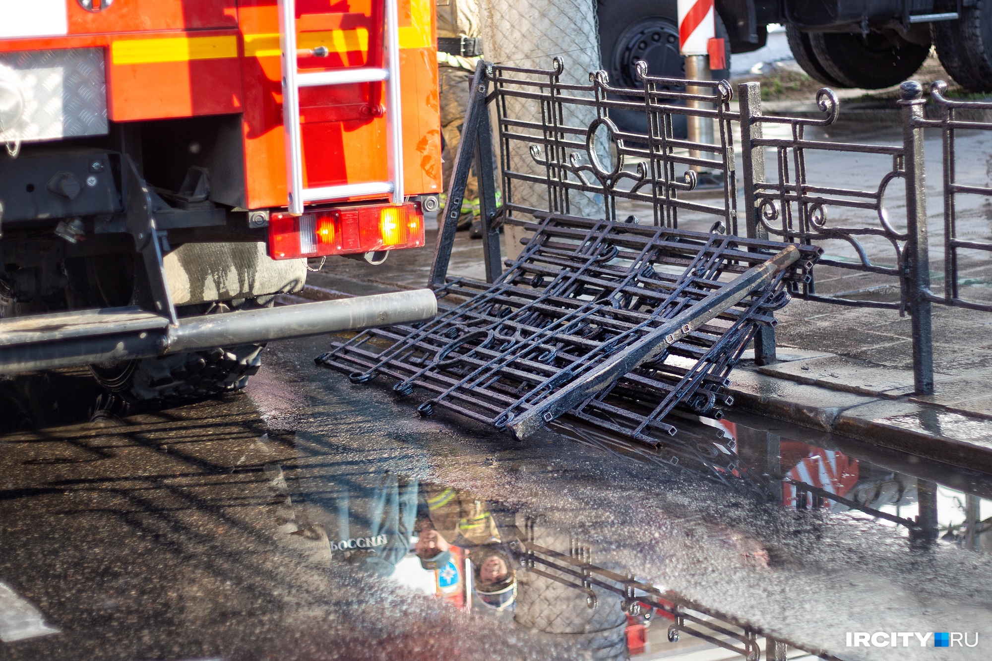 Спиленные дорожные ограждения — пожарные убрали их, чтобы подогнать технику ко входу в горевшее здание