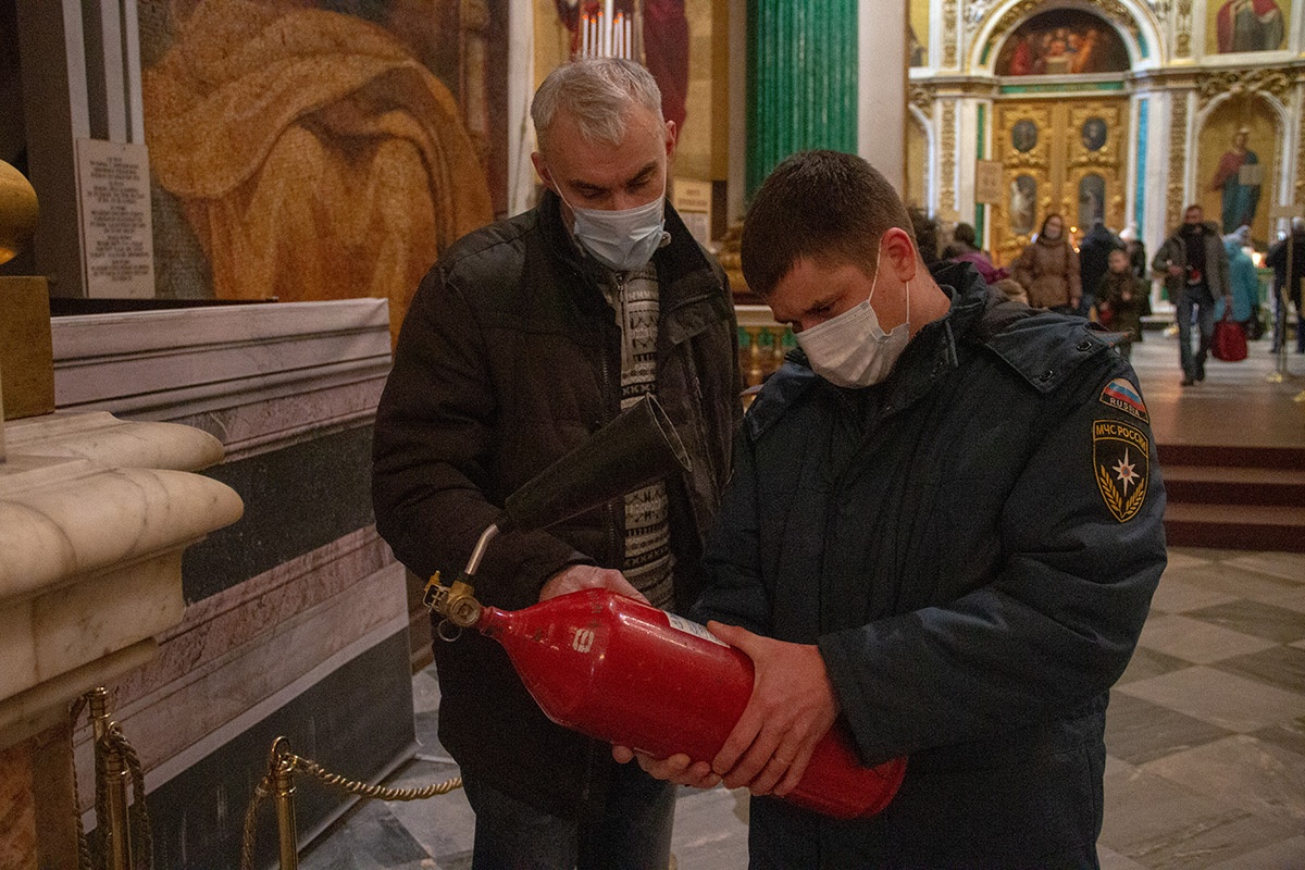 Петербург проверка. Рождественский Петербург. Рождество в Питере. Ксении Петербургской храм Рождество. Питер Церковь на Рождество.