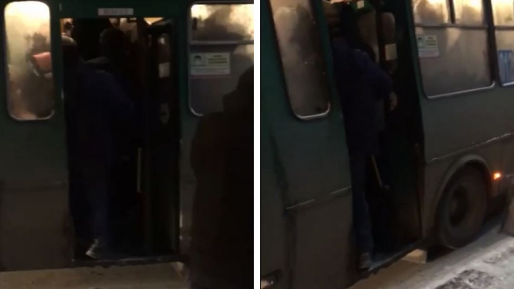 Двери даже не закрываются: в Екатеринбурге показали адскую давку в автобусе в Академический