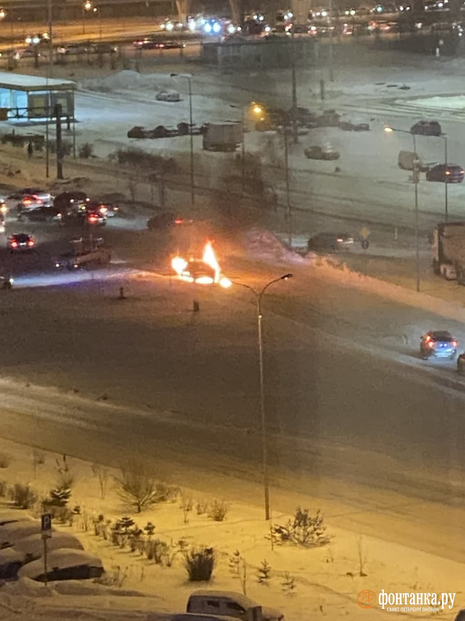 Две машины сгорели за пару часов в Петербурге. Автомобильный «факел» на Богатырском заставил сдавать назад