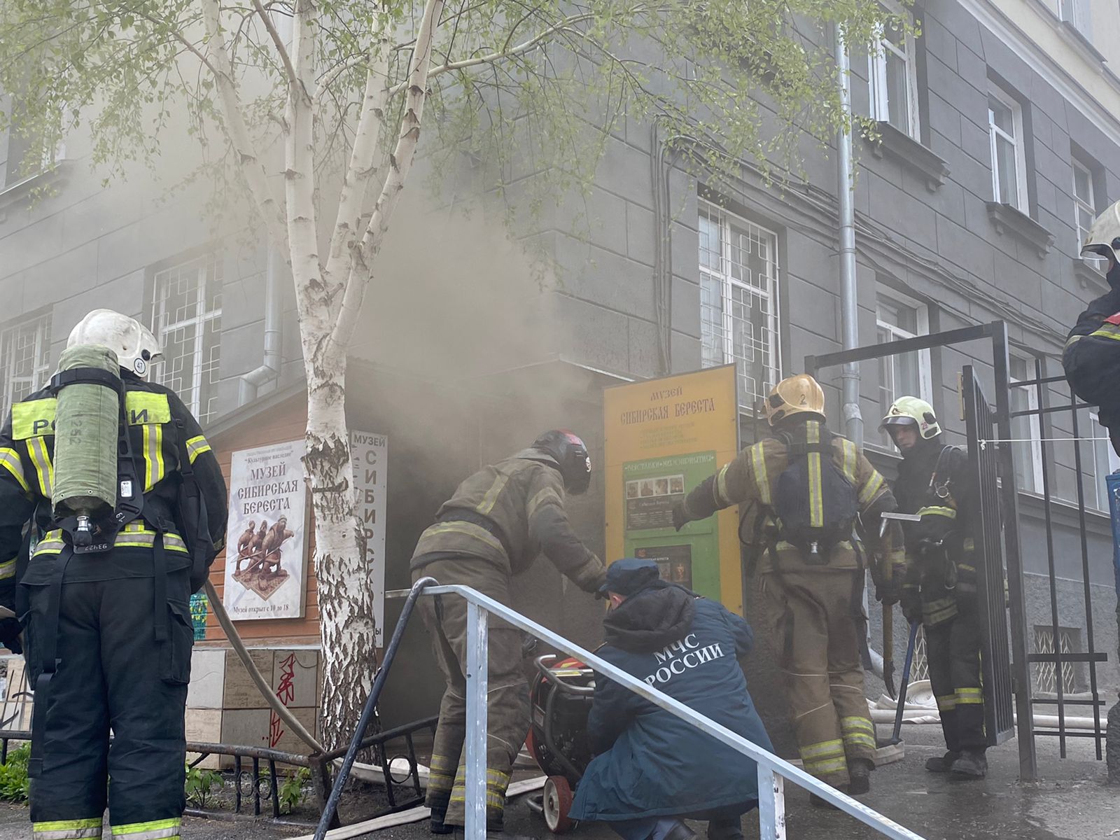 Музей бересты загорелся в Новосибирске — из здания эвакуировали троих детей