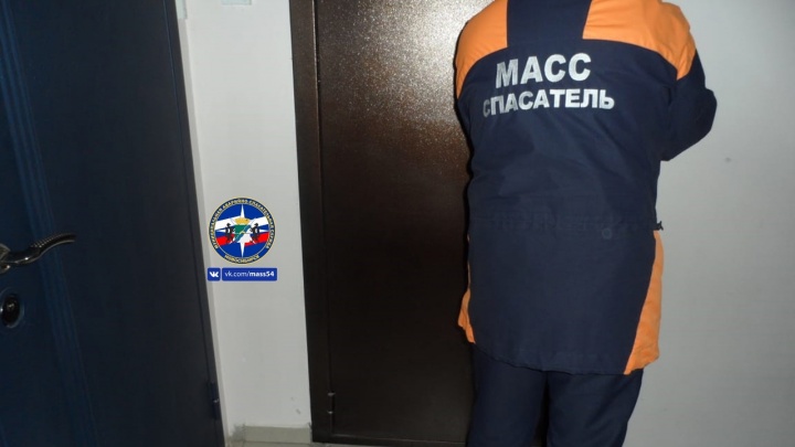 Труп 23-летнего новосибирца нашли в запертой квартире в Ленинском районе