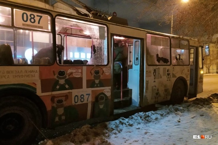 Пассажир разбил всё топором, кондуктор в крови. 5 вопросов о конфликте в екатеринбургском троллейбусе
