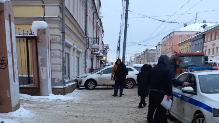 «Эвакуировали три побитые машины»: в центре Ярославля автомобиль въехал в здание торгового центра
