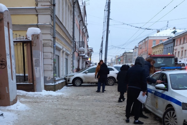 В Ярославле автомобиль врезался в здание