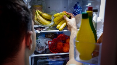 Какие продукты вы зря храните в холодильнике. Объясняем за полторы минуты