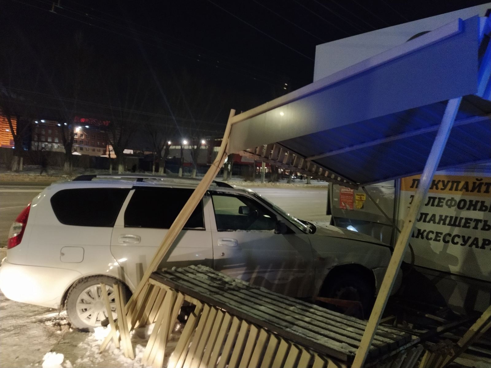 10 марта 2022 года Toyota, разворачиваясь на улице Братьев Кашириных, отправила Lada Priora в овощной киоск