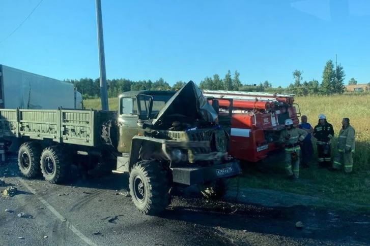 В результате столкновения у автомобиля «Урал» с военными номерами оказалась разбита передняя часть