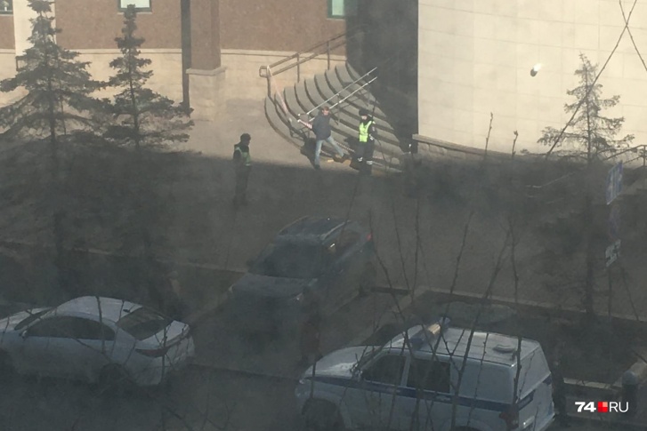 Люди начали покидать здание на улице Энтузиастов около 16 часов Люди начали покидать здание на улице Энтузиастов около 16 часов