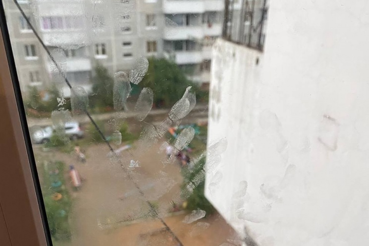Девочка, которая выпала из окна 5-го этажа дома в Чите, выздоравливает