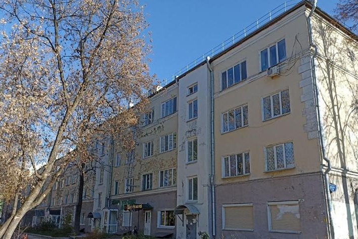 Вскоре после капремонта с фасада дома <nobr class="_">№ 96</nobr> на Комсомольском проспекте начали отслаиваться штукатурка и краска. Теперь работы должны провести заново