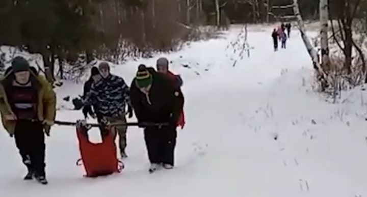 Сделали носилки и два часа тащили по лесу: росгвардейцы спасли пермского туриста, упавшего со скалы