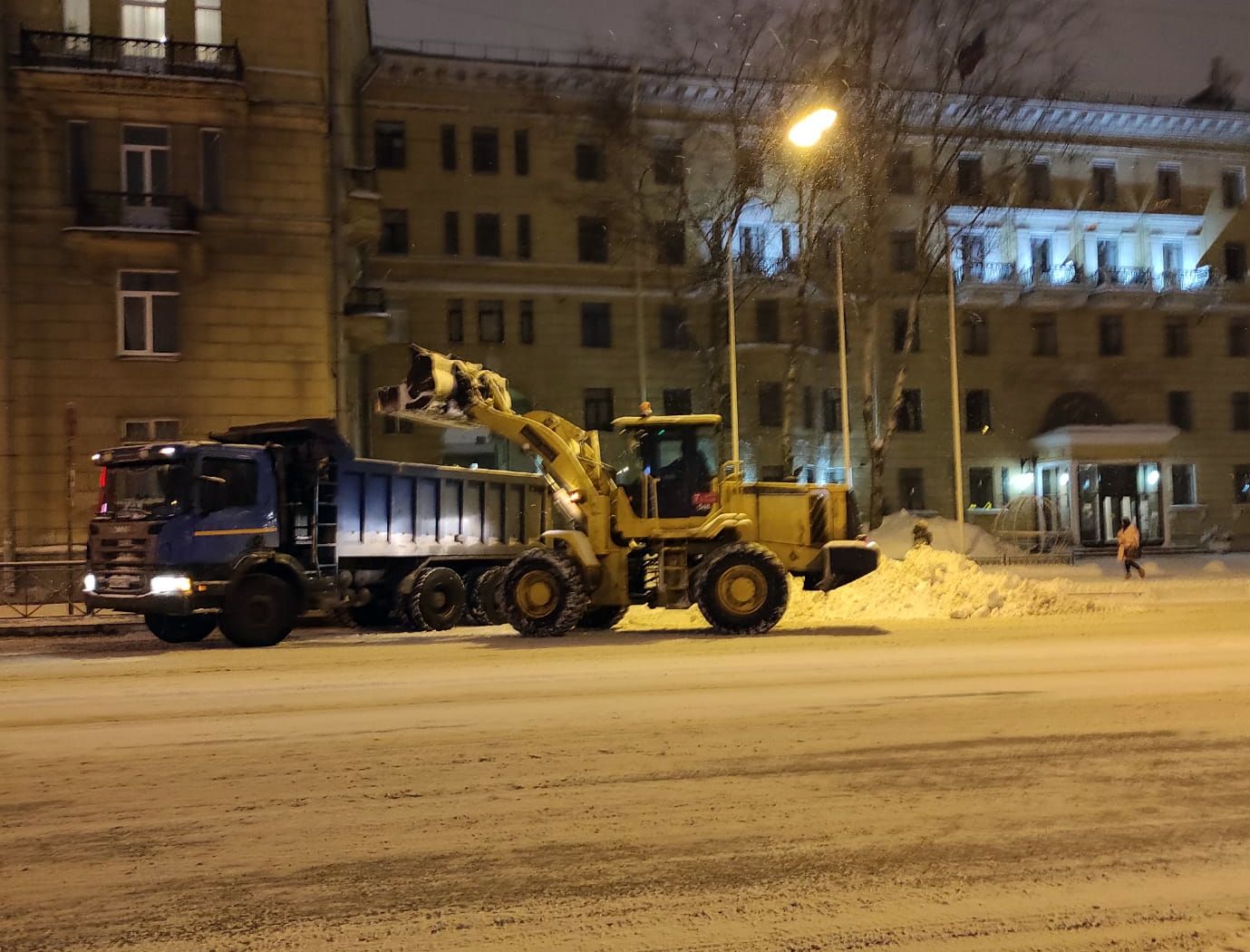 Санкт петербург хозяйство. Дорожник снега. Снегопад в Санкт-Петербурге. Дорожники убирают снег. Сугробы в Санкт Петербурге.