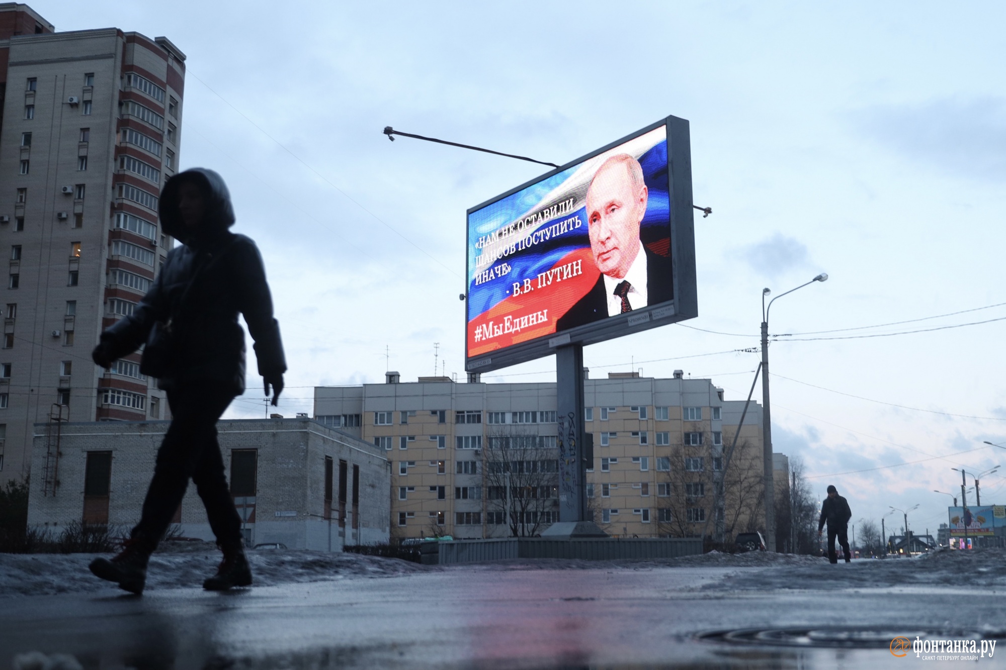 «Нам не оставили шансов». На жителей Петербурга с больших экранов теперь смотрит Путин