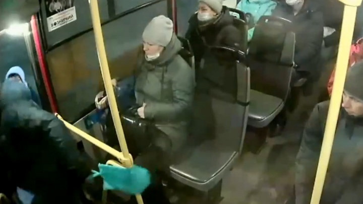 В Ярославле мужчина избил женщину, чтобы зайти в автобус первым. Остальные пассажиры просто смотрели