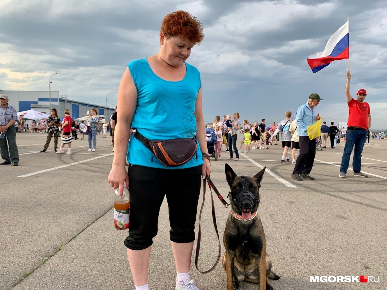 Румба пришла на шумное торжество с хозяйкой. Женщина пояснила, что собака не боится громких звуков, потому что ее характер закалился на работе. Румба служит в тюрьме Румба пришла на шумное торжество с хозяйкой. Женщина пояснила, что собака не боится громких звуков, потому что ее характер закалился на работе. Румба служит в тюрьме