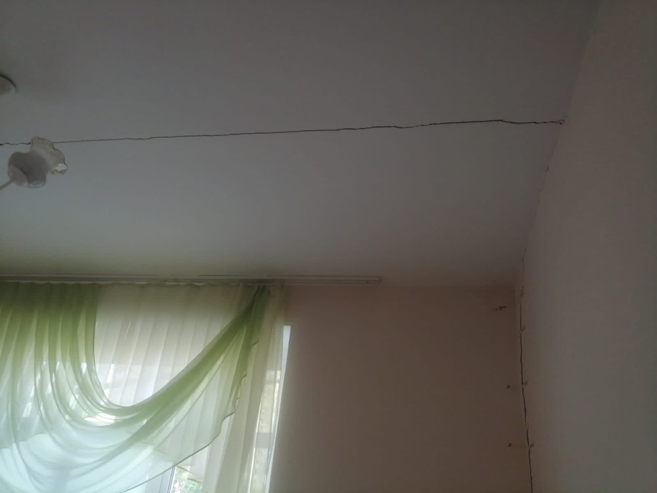 А трещин на стенах и потолке всё больше А трещин на стенах и потолке всё больше